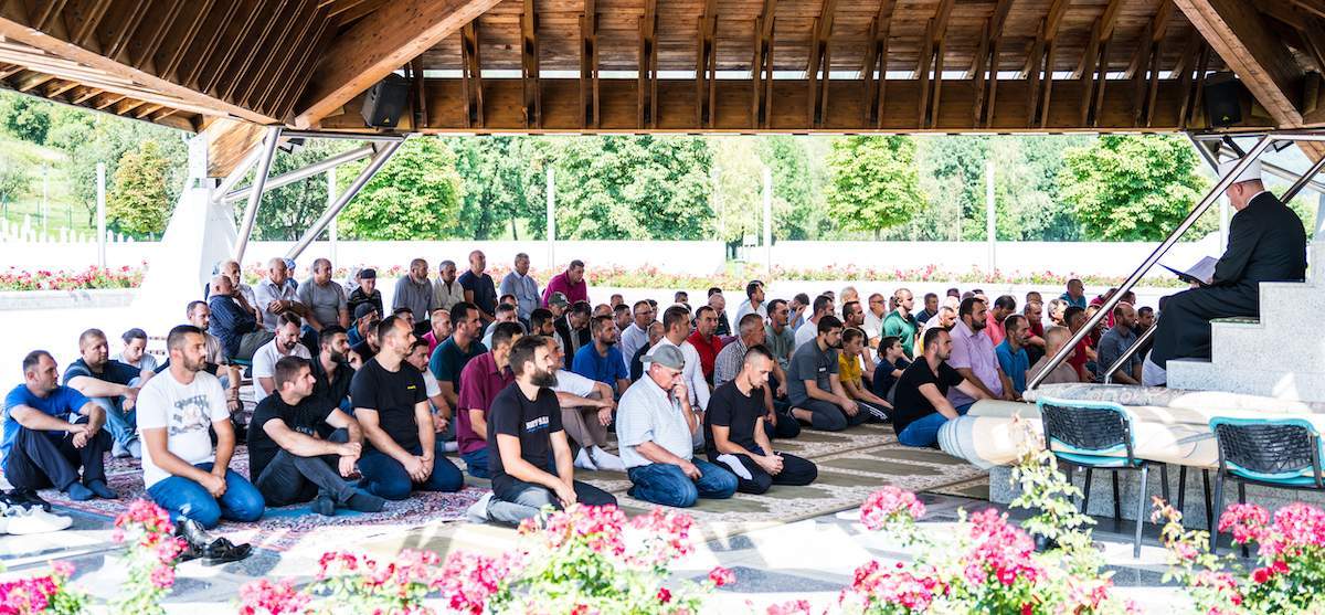 Potočari 3.jpg - Džuma-namaz na musalli u Potočarima